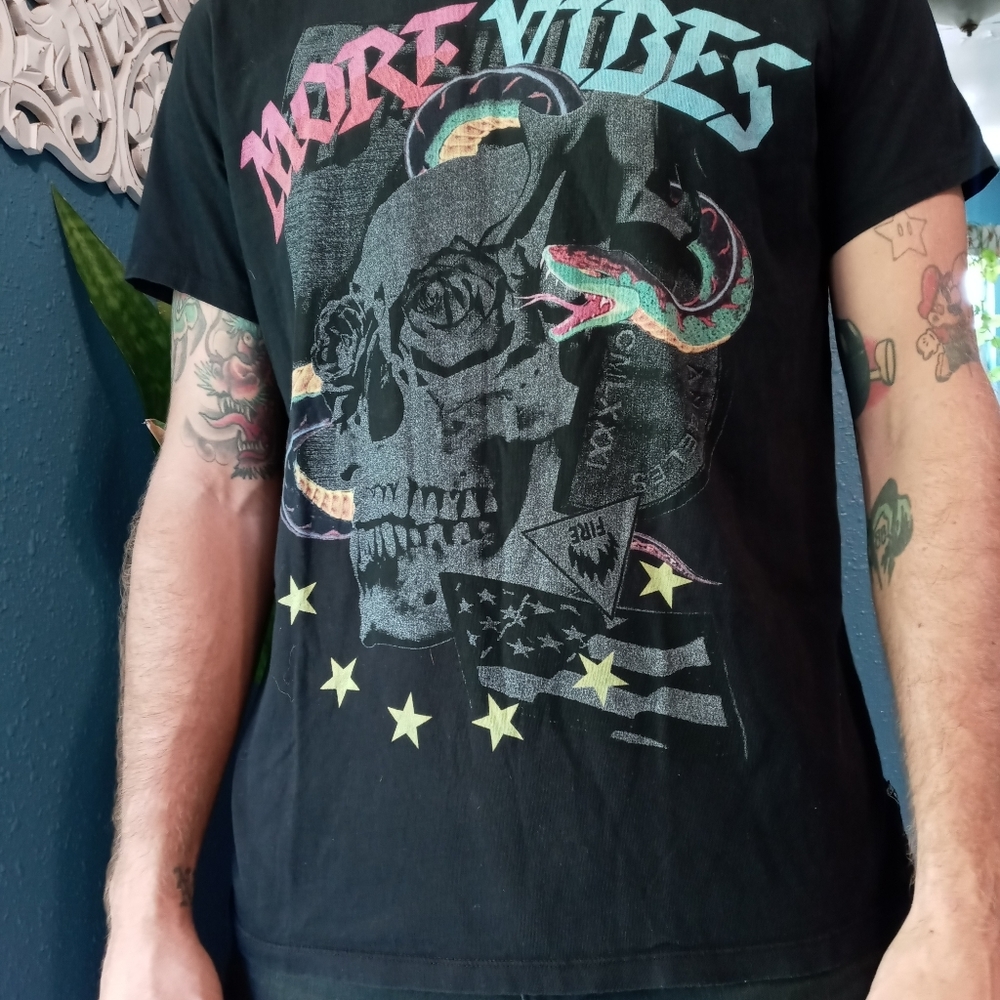 Geuss shirt more vibes. Sz l